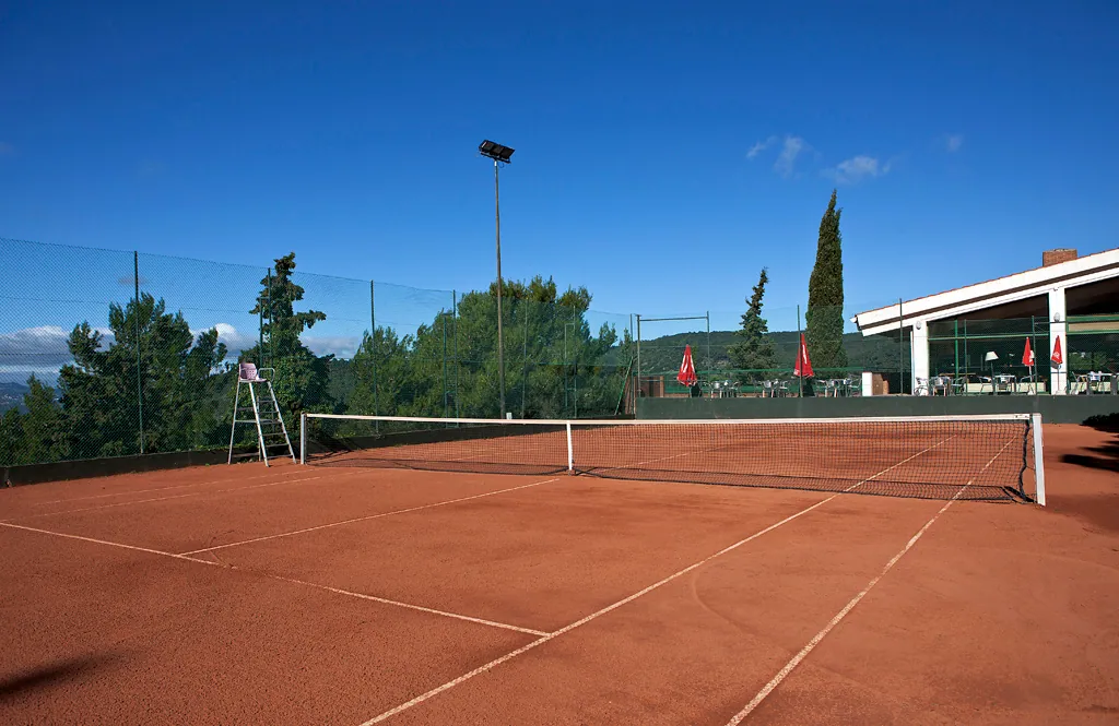 Español con clases de tenis o pádel